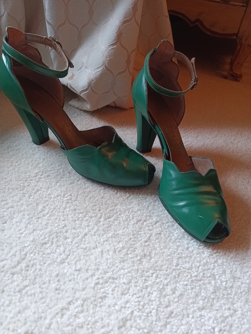 VINTAGE 1940S EMERALD GREEN LEATHER PEEP TOE HEELS W/ ANKLE STRAPS AND SCALLOPS!